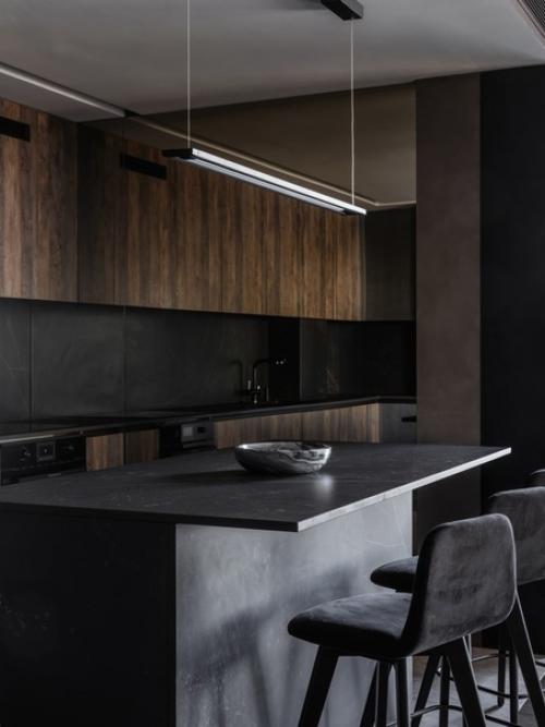 Реализованный интерьер темной квартиры с яркими акцентами в Москве. 01