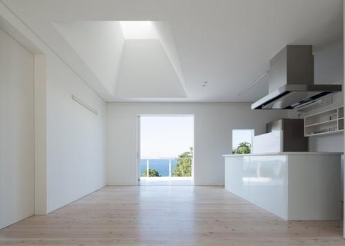 Дом на острове авадзи между островами Хонсю и Сикоку, недалеко от Осаки имеет деревянное крыльцо в форме дома. 02 Дом на острове авадзи между островами Хонсю и Сикоку, недалеко от Осаки имеет деревянное крыльцо в форме дома. 02