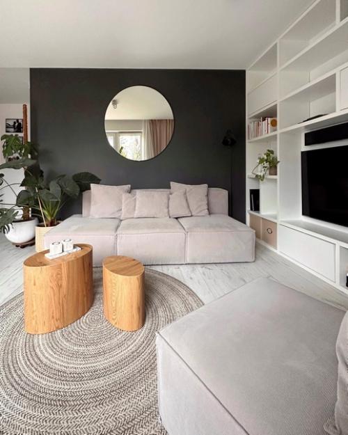 Уютная современная квартира с открытым балконом, зелеными растениями и плетеным декором. 04