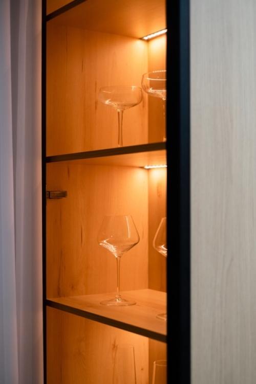 Идеальный форм-фактор для кухни загородного дома: нет навесных шкафов, мойка находится под окном, а вся техника встроена в пеналы. 06