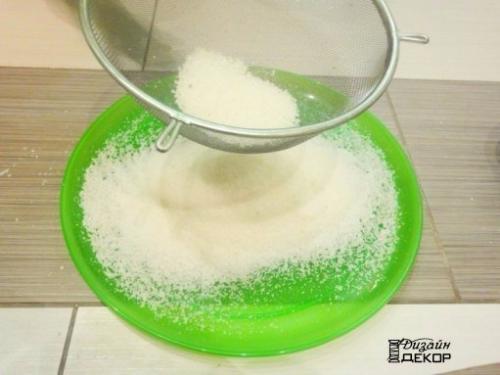 Мы декорируем бутылки с помощью крашенной соли гуашью? 04