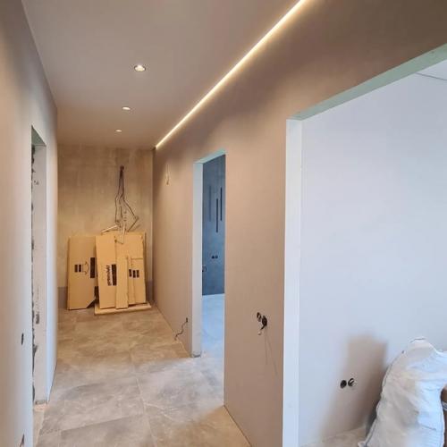 Подсветкой потолка иногда подчеркивают не весь периметр комнаты, а только одну, две или три стены. 04