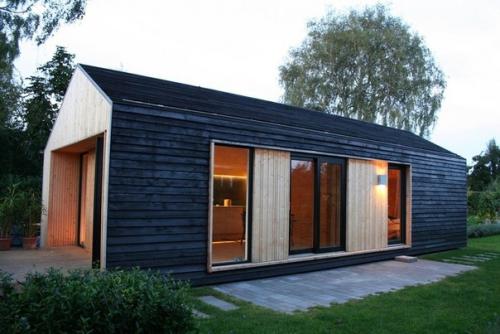 Небольшой деревянный частный дом в живописной местности расположен. 02