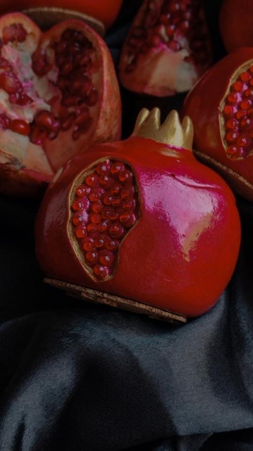 С радостью мы представляем вам ароматическую свечу Гранат. 03