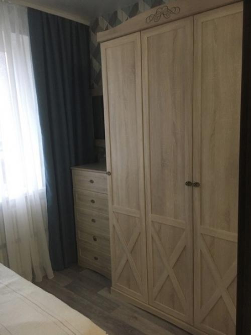 Идея для ремонта в небольшой однокомнатной квартире с продуманным зонированием спального места. 02