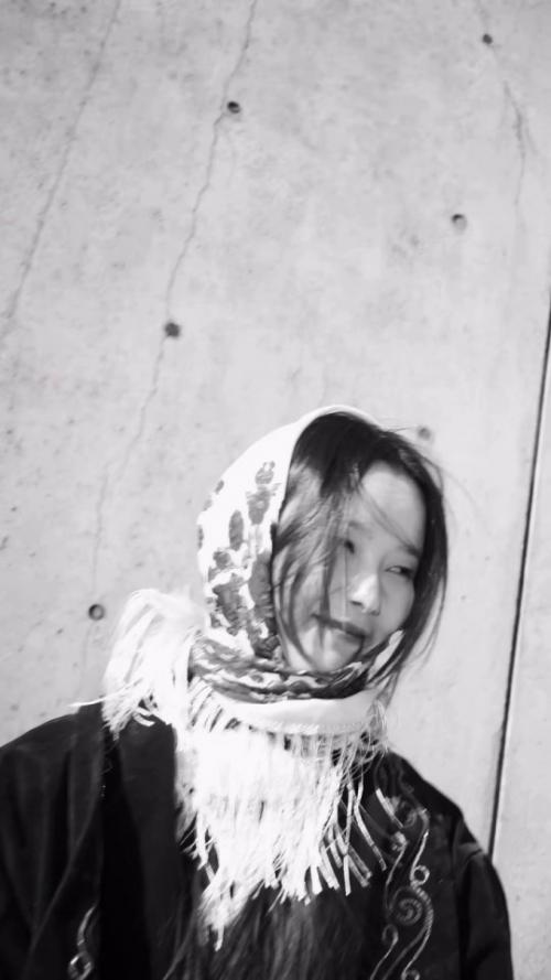 Модель из Кыргызстана шадия Исаева порвала шаблоны высокой моды и попала в топовую стрит - стайл подборку Vogue. 01