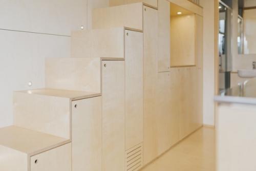 Снаружи дом отделан темным металлом - этот индустриальный материал выглядит в данном случае максимально элегантно. 02