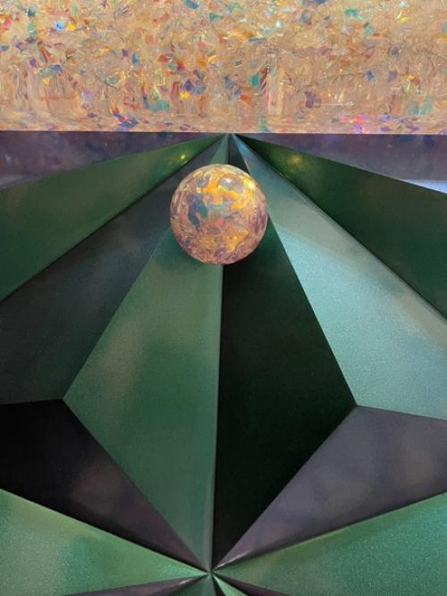 Как мы ни старались, но передать всю красоту игры блеска и цвета мишуры камере не удалось. 05