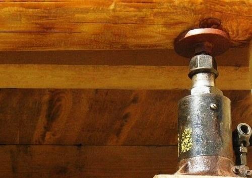 Мы поднимаем деревянный дом на домкратах для ремонта. 02