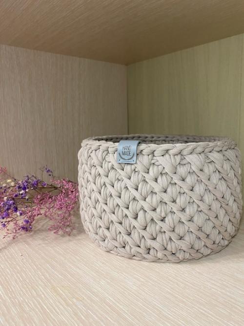 Вязанные корзины способны не только здорово украсить интерьер, но и сделать его крайне практичным и функциональным. 01