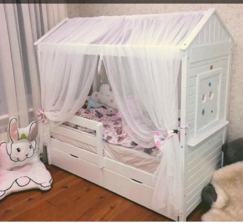 Интерьер в детской комнате у всех разный, но кроватка домик одинаково удачно впишется в любой из них! 03