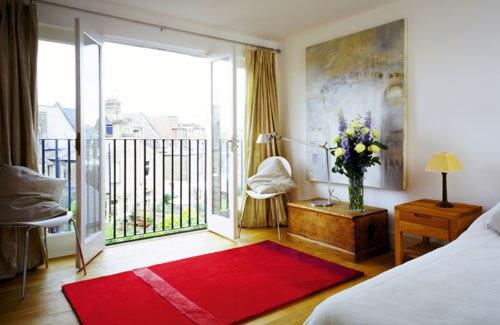 Преимущества балкона в спальне.