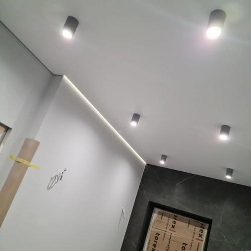 Подсветкой потолка иногда подчеркивают не весь периметр комнаты, а только одну, две или три стены. 01