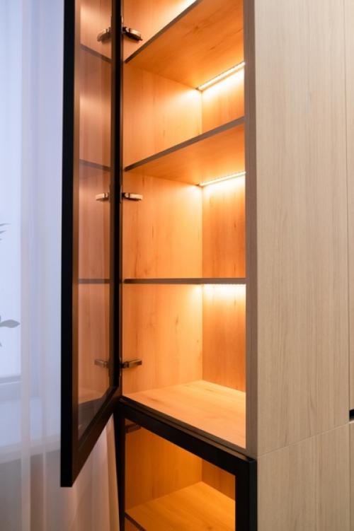 Идеальный форм-фактор для кухни загородного дома: нет навесных шкафов, мойка находится под окном, а вся техника встроена в пеналы. 05