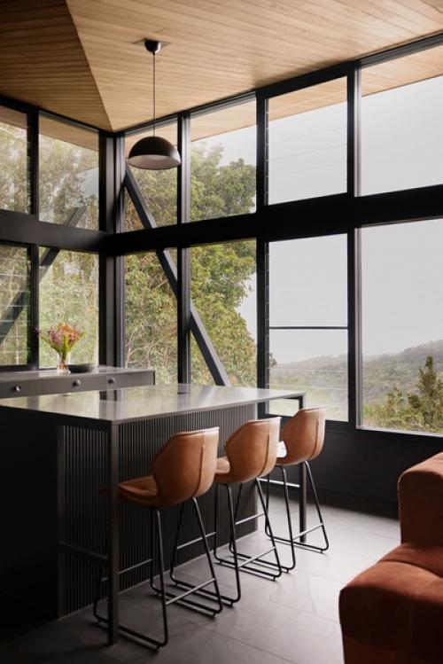 Дом был спроектирован со стеклянными стенами в основной гостиной и спальнях - чтобы максимально наслаждаться природой. 03