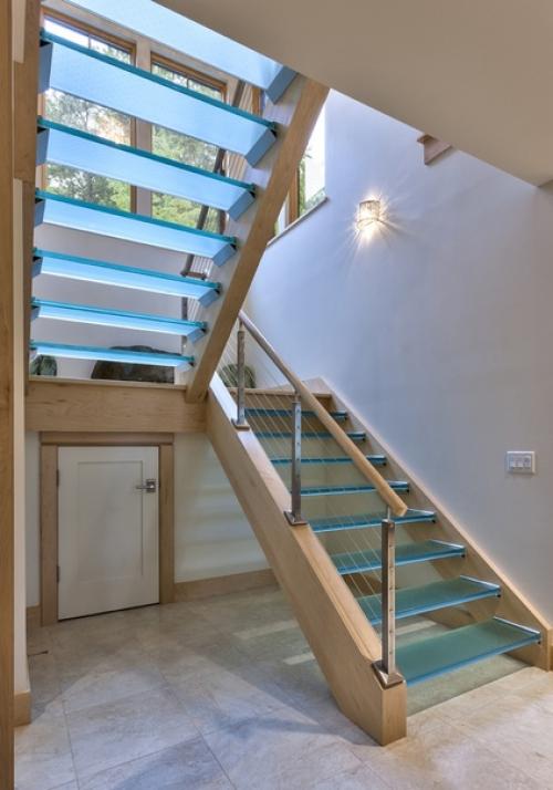 Стекло - отнюдь не самый распространённый материал, используемый при строительстве лестниц.