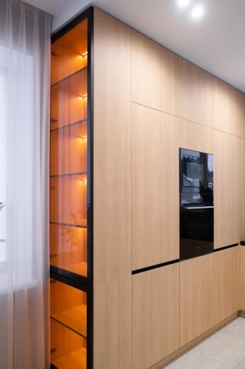 Идеальный форм-фактор для кухни загородного дома: нет навесных шкафов, мойка находится под окном, а вся техника встроена в пеналы. 01