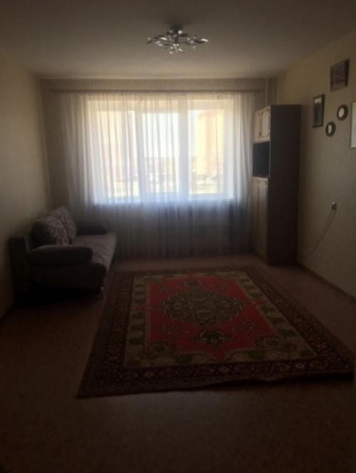 Идея для ремонта в небольшой однокомнатной квартире с продуманным зонированием спального места. 05