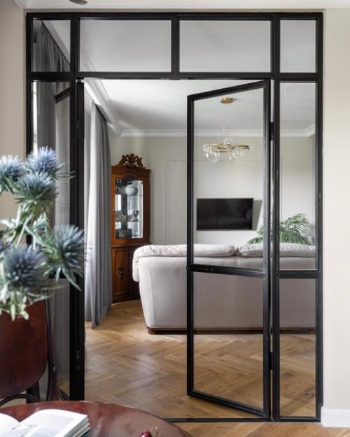 Владелица этой квартиры -  женщина, которая планирует жить здесь с собакой. 01