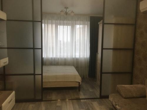 Идея для ремонта в небольшой однокомнатной квартире с продуманным зонированием спального места. 01