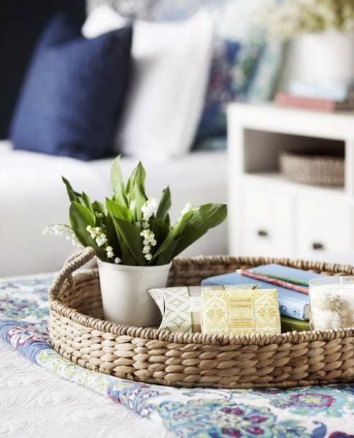 Хорошая идея - сделать одну из стен в спальне яркой, а остальные - однотонными. 02