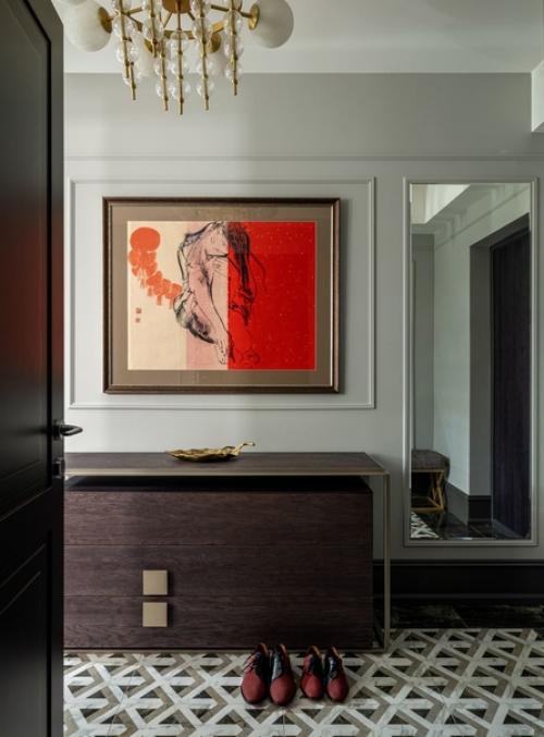 Реализованный интерьер квартиры с музейным искусством, в оттенках серого. 05