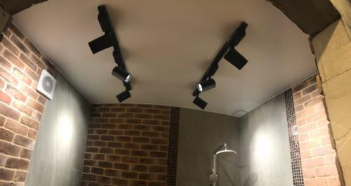 Белый матовый потолок может иметь суперский внешний вид и без двухуровневых конструкций, и даже без современных и стильных световых линий. 04