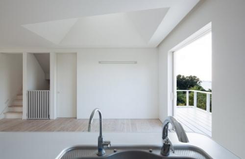 Дом на острове авадзи между островами Хонсю и Сикоку, недалеко от Осаки имеет деревянное крыльцо в форме дома. 04 Дом на острове авадзи между островами Хонсю и Сикоку, недалеко от Осаки имеет деревянное крыльцо в форме дома. 04