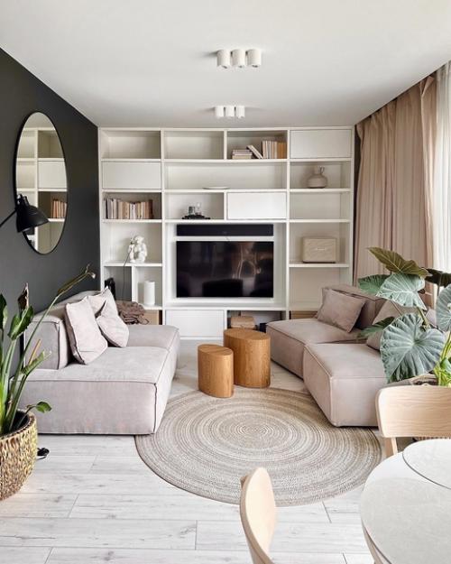 Уютная современная квартира с открытым балконом, зелеными растениями и плетеным декором. 01