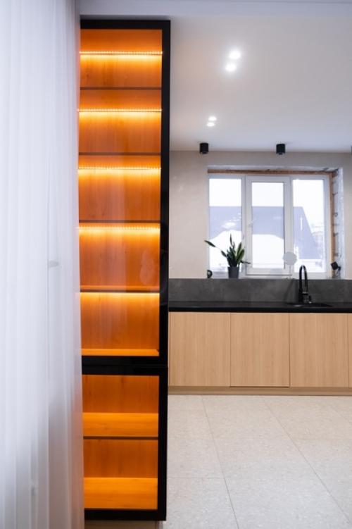 Идеальный форм-фактор для кухни загородного дома: нет навесных шкафов, мойка находится под окном, а вся техника встроена в пеналы. 08