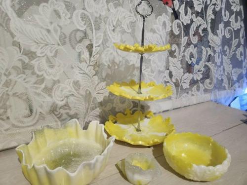 Почти в каждом доме небольшой деревни алтат теперь есть красивые изделия из смолы. 07