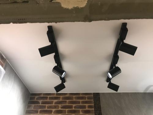 Белый матовый потолок может иметь суперский внешний вид и без двухуровневых конструкций, и даже без современных и стильных световых линий. 05