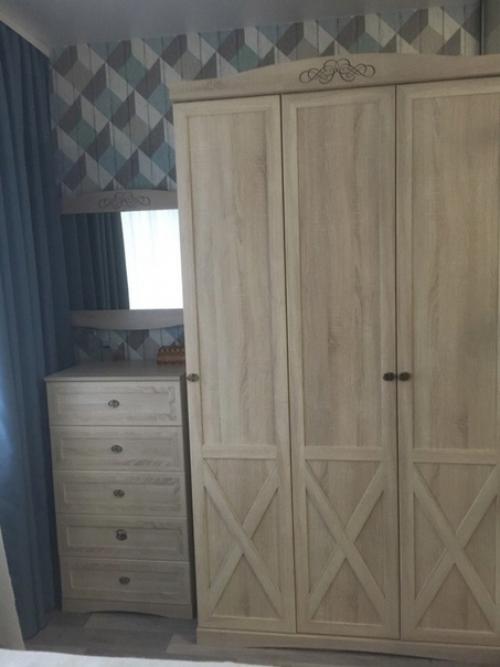 Идея для ремонта в небольшой однокомнатной квартире с продуманным зонированием спального места. 09