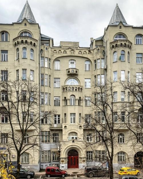 Рыцарский замок снаружи, русский терем внутри: доходный дом Анастасии Заварской.

