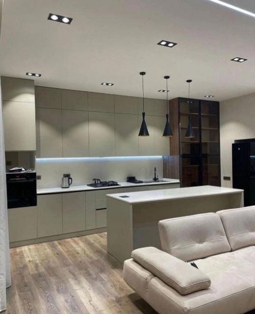 Кухню объединили с гостиной и установили небольшой остров, который упрощает жизнь хозяйке. 03