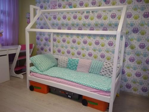 Интерьер в детской комнате у всех разный, но кроватка домик одинаково удачно впишется в любой из них! 01