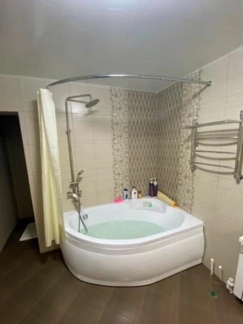 После свадьбы семья нам старый дом подарила. 02