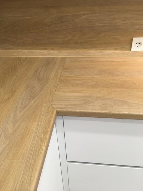 Белый гарнитур - светлое и уютное решение, делающее кухонную мебель визуально более легкой и создающее ощущение чистоты в комнате. 06