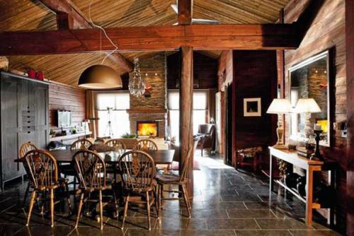 Это небольшой деревянный дом в одном из горнолыжных курортов Швеции подкупает своей уютной компактностью и фирменным скандинавским стилем. 02