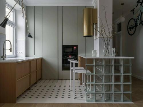 Стеклоблоки, метлах и терракота: квартира в Москве в старом фонде. 

