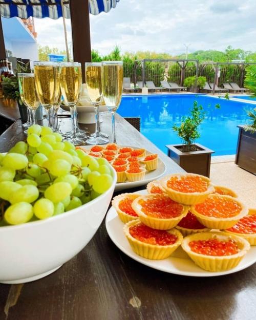 В том случае, если вы ещё не спланировали свой отдых на лето 2023 года, мы ждём вас в нашем уютном семейном отеле бонжур в п. сукко ( Анапа). 01