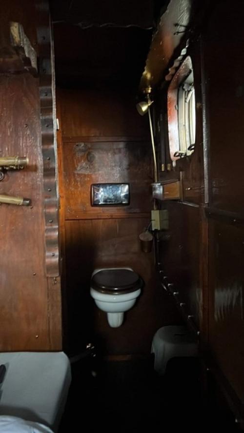 Эта голландская баржа размером 21 х 4 м зарегистрирована в Великобритании, но в настоящее время находится в гронингене, Нидерланды. 07