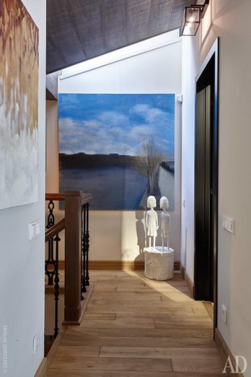 Архитектор Елена лукинская превратила трехэтажную квартиру в арбатских переулках в арт - пространство, в котором она живет и работает. 07