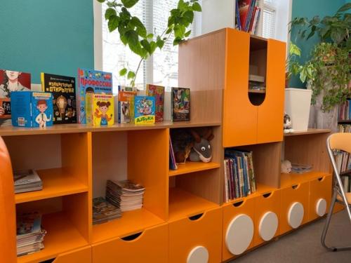 Когда за окном пасмурно и грустно, идёт дождь или валит хлопьями снег, я точно знаю, где всегда тепло - в ломоватской библиотеке. 02