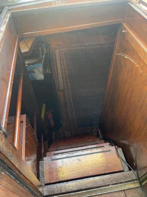 Эта голландская баржа размером 21 х 4 м зарегистрирована в Великобритании, но в настоящее время находится в гронингене, Нидерланды. 05