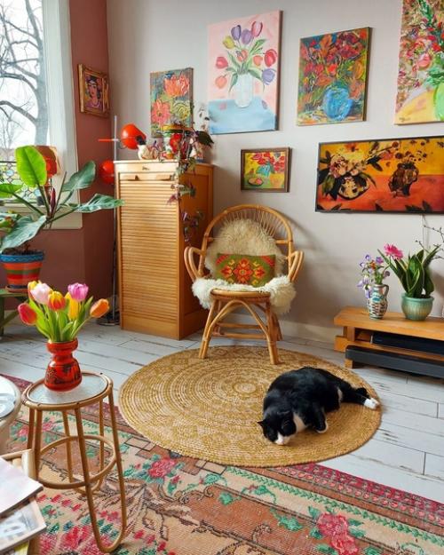 Дизайнер интерьера Элла влуг создает атмосферу своего эклектичного дома с помощью предметов искусства и различных элементов интерьера. 03