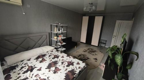 Подскажите как сделать интерьер уютнее и современнее. 01