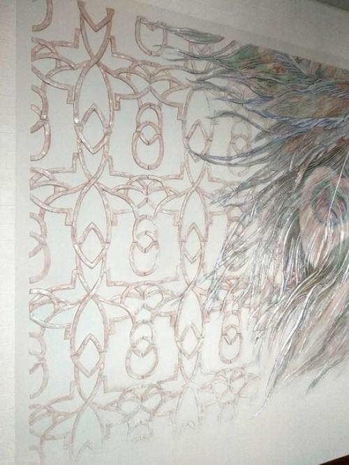 Я редко делаю цветные барельефы, чаще всего они тонируются в монохром, но этот интерьер просил именно такого. 03