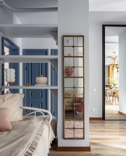 Интерьер с историей и интересными дизайнерскими фишками: например, ванна здесь стоит в спальне, а детская отгорожена стеклянной перегородкой. 04