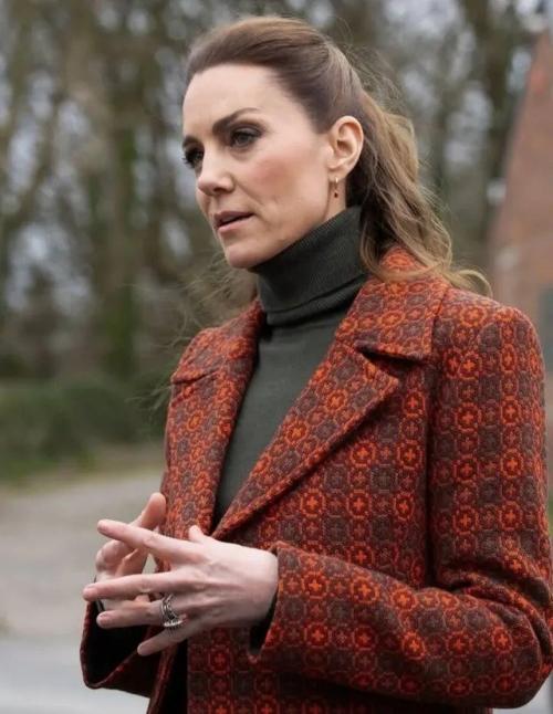 Кейт миддлтон Странное пальто из бабушкиного сундука надела. 07